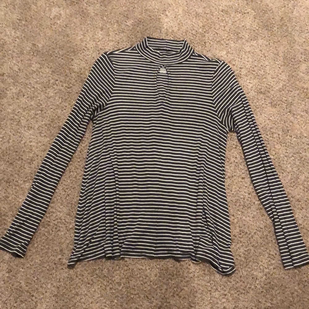Long sleeve American Eagle keyhole shirt
